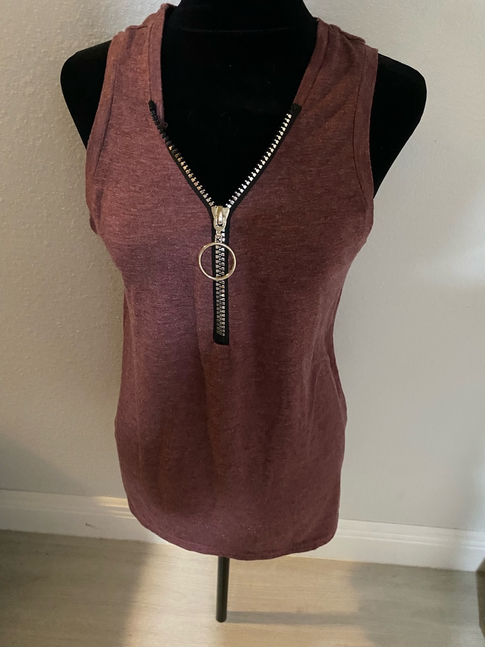 Sleeveless Zip-Front Women's Tank Top - Burgundy new wot